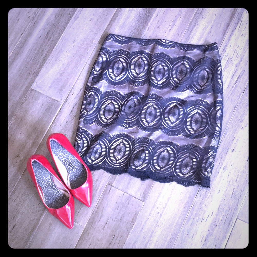 Cache lace mini skirt